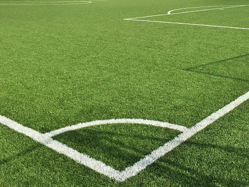 Футбольный рулонный газон - фото